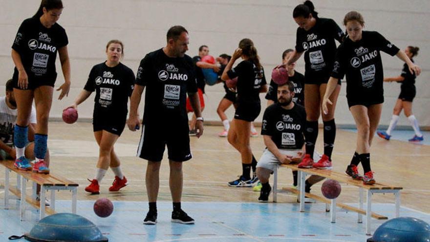 Digo Carrasco, en plena preparación de las chicas.