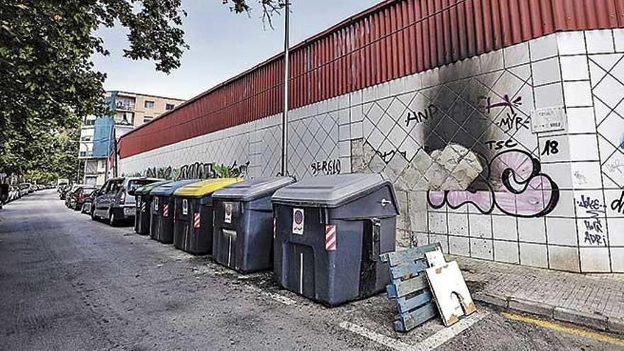 Contenedores repuestos, ayer, en la calle Blanes Viale después de que el pirómano incendiara uno.