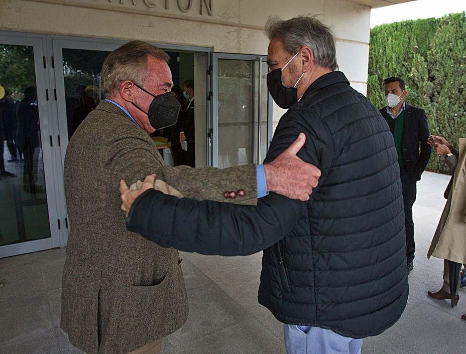 Juan Riera y Juan José Ruiz saludándose antes del acto. 