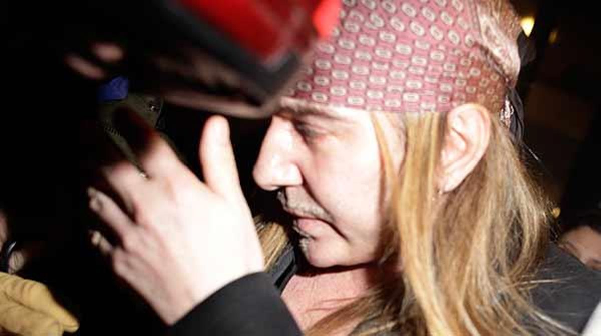 El dissenyador John Galliano insulta una parella en un bar de París.