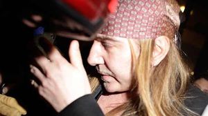 El dissenyador John Galliano insulta una parella en un bar de París.