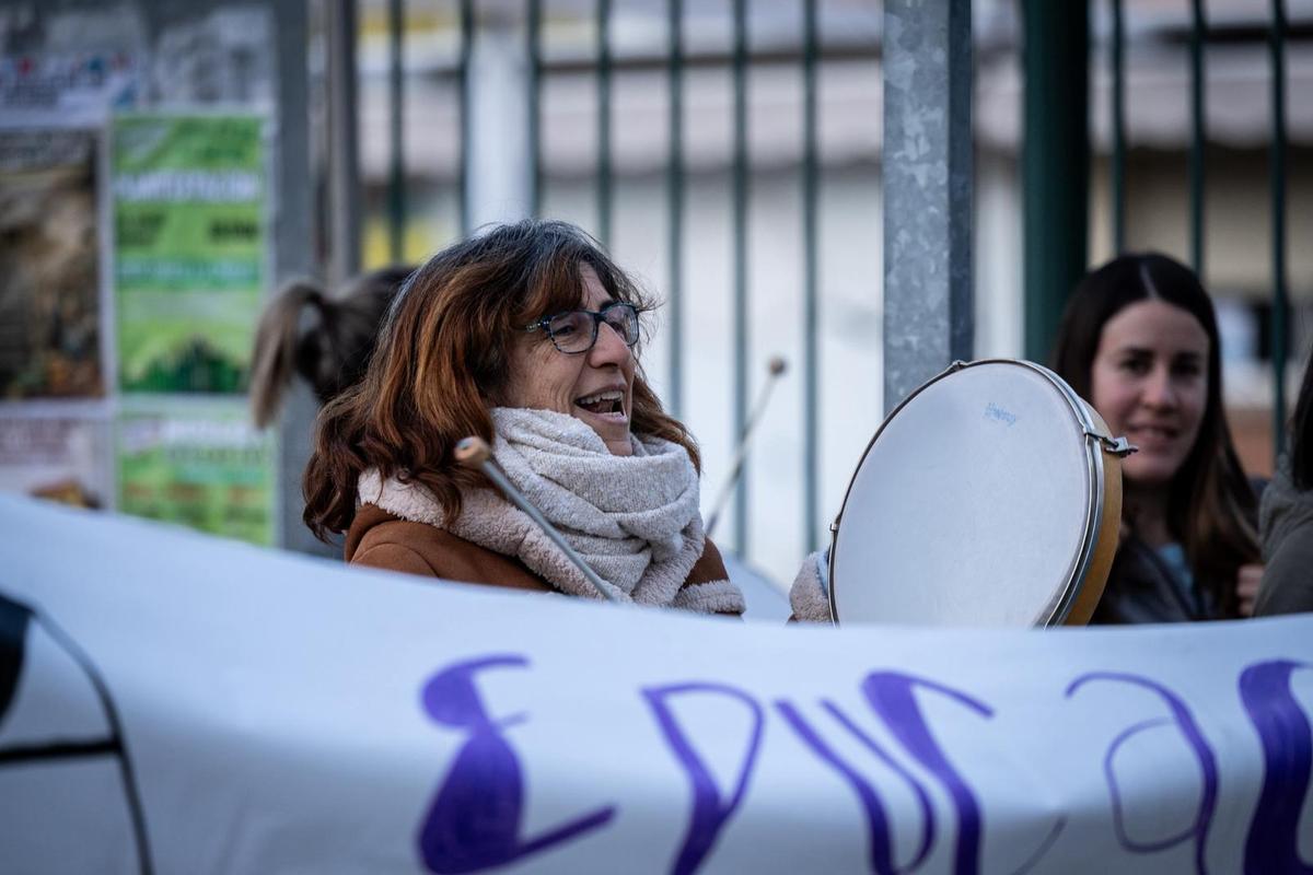 Concentración en un centro en el primer día de huelga educativa en Aragón.