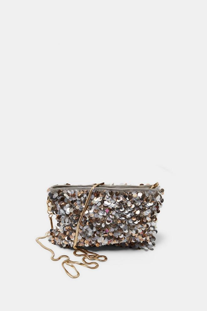 Bolso mini de lentejuelas de Zara. (Precio: 29, 95 euros)