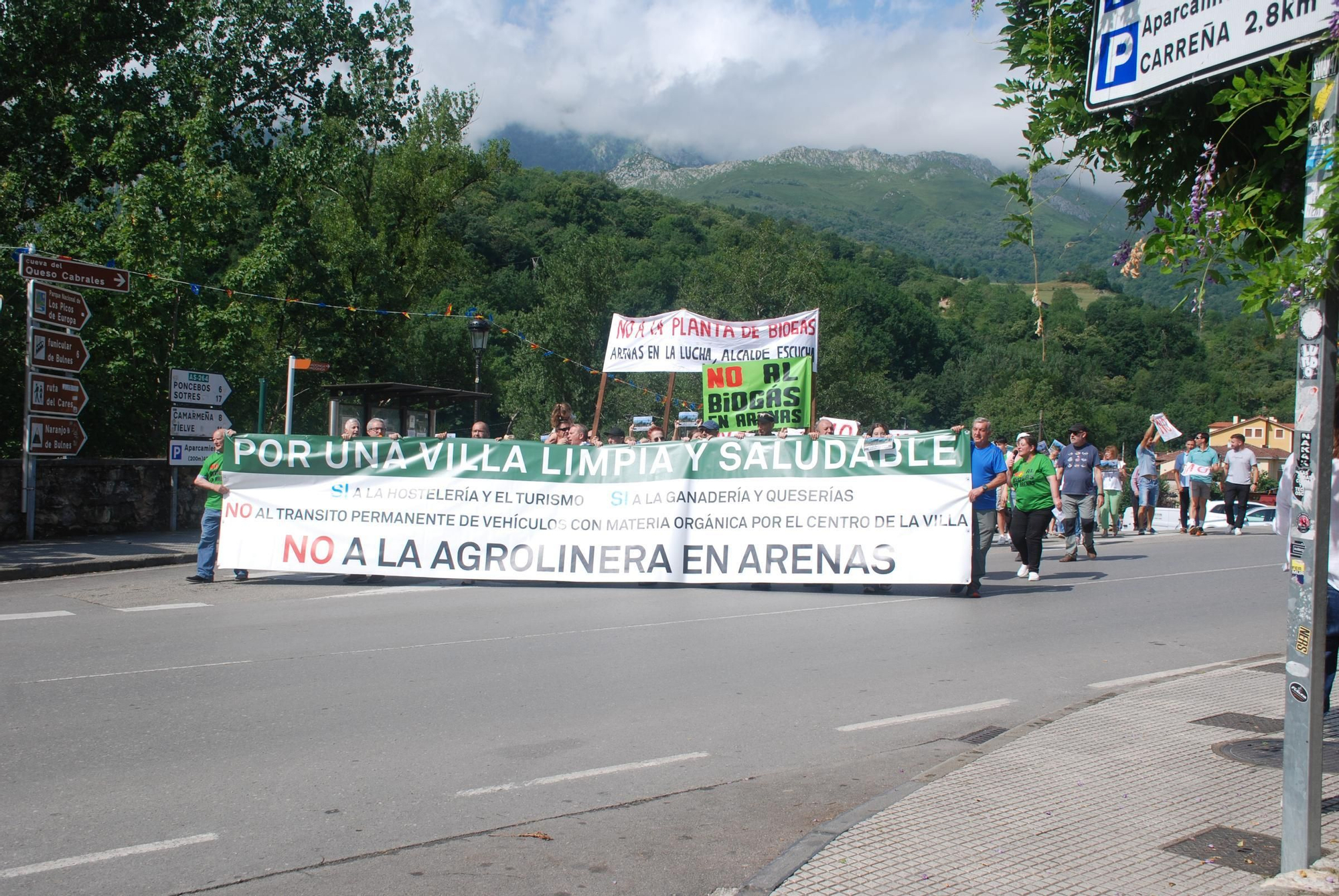 Manifestación contra la planta de biogás en Arenas de Cabrales