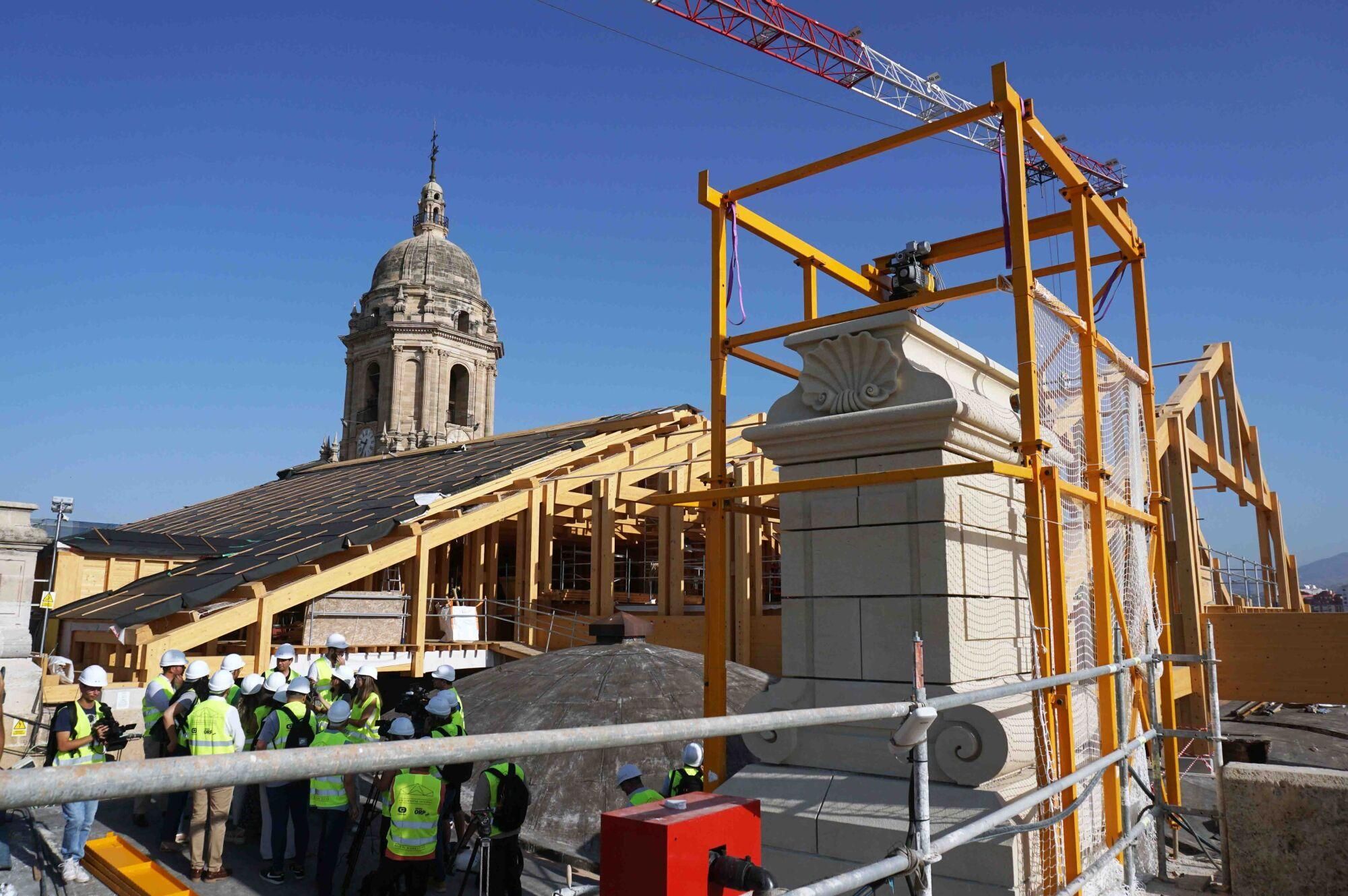 El Cabildo de la Catedral de Málaga realiza una visita guiada a la construcción del nuevo tejado, a cargo del arquitecto, Juan Manuel Sánchez La Chica, para ver el estado de las intervenciones que se vienen realizando