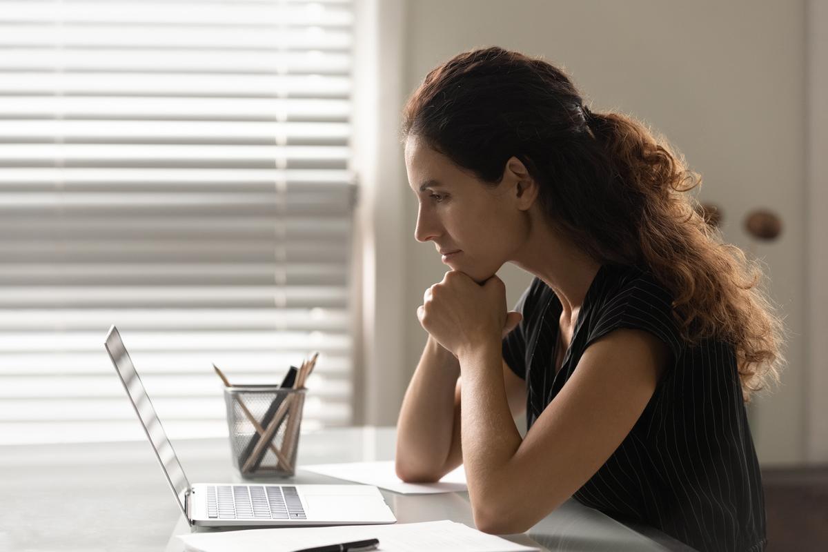Una dona consulta el seu ordinador Una dona consulta el seu ordinador