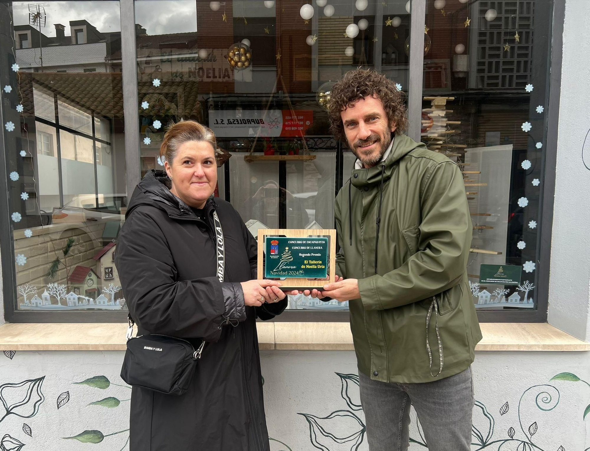 Llanera entrega los premios de sus escaparates navideños