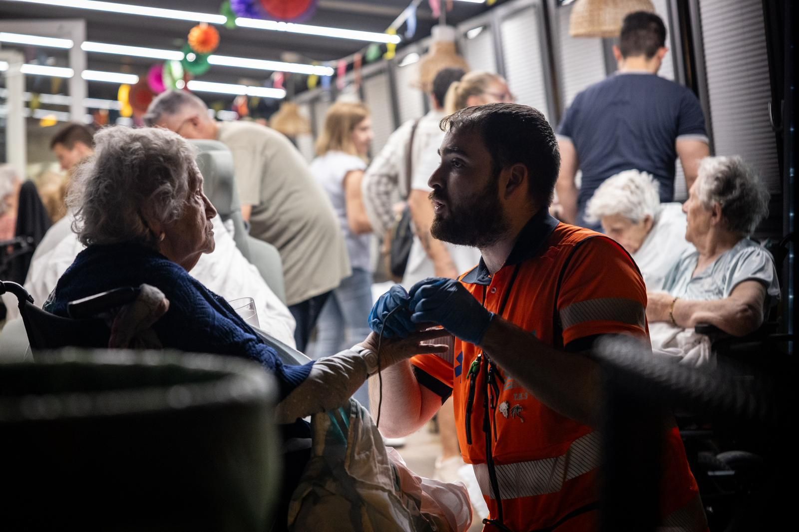 En imágenes | Desalojada la residencia Zalfonada de Zaragoza por un incendio