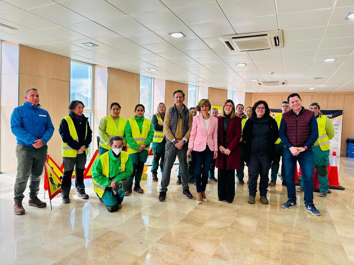 Las ediles junto a algunos de los participantes en los cursos que se beneficiarán de la compra.