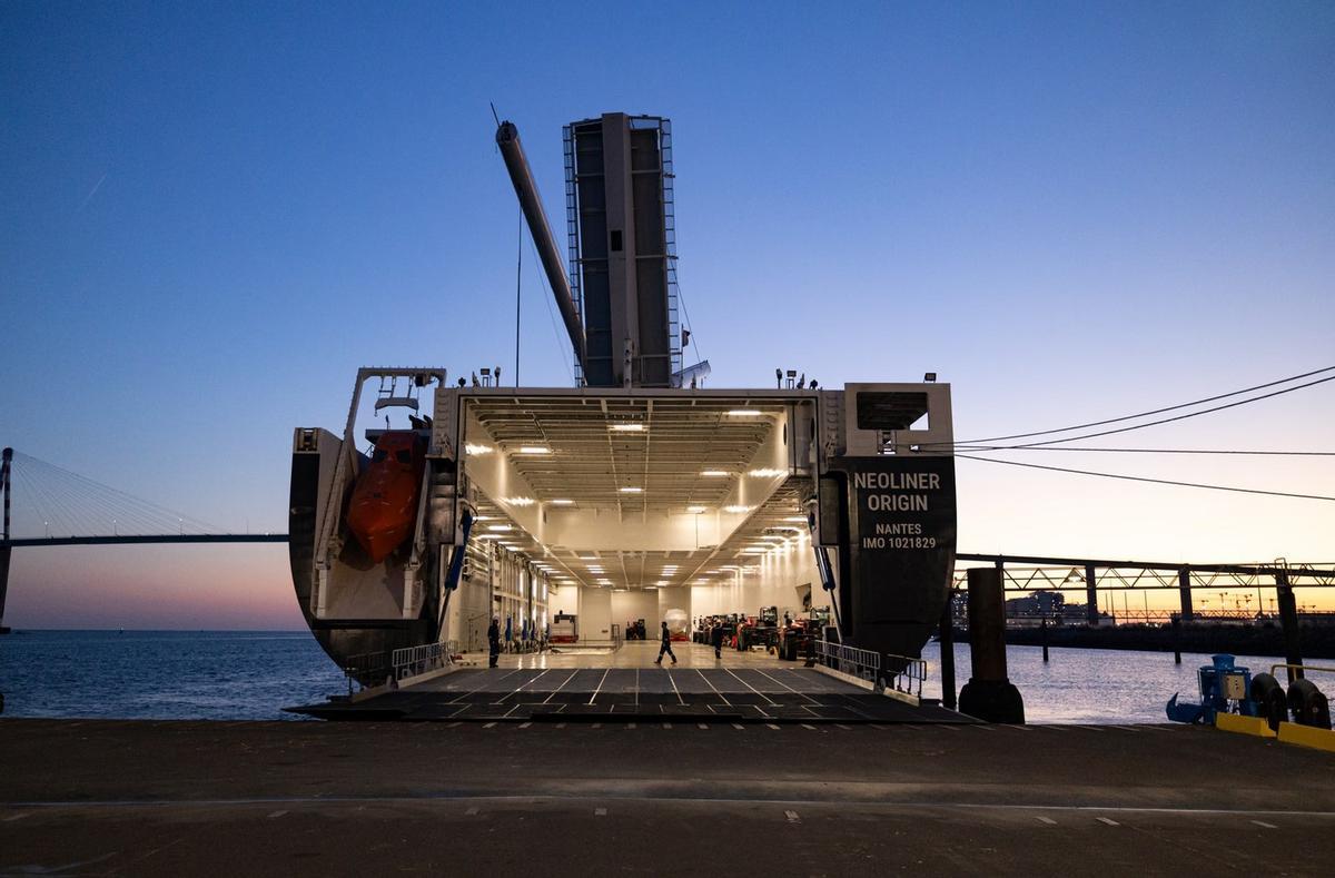 Entrada del espacio de carga del barco