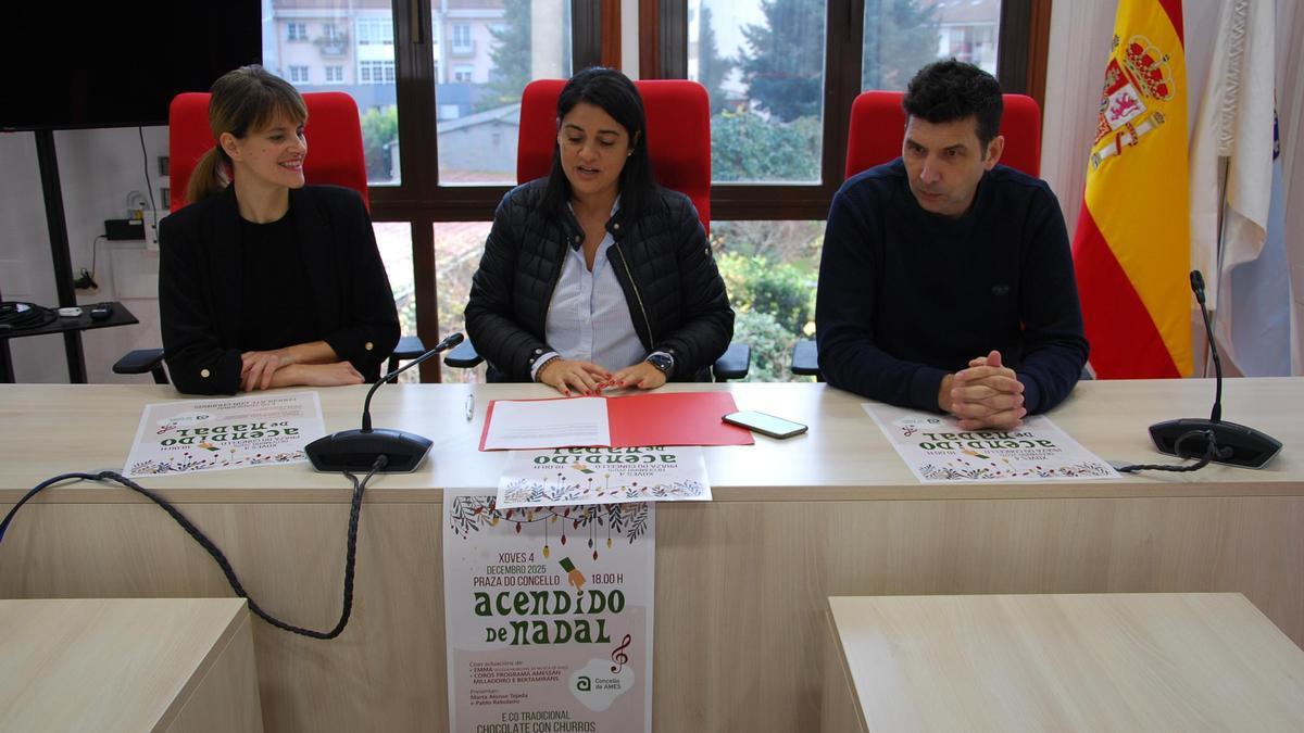 A presentadora do acto de acendido, Marta Alonso, a edil de Promoción económica, Ana Belén Paz, e o presidente de Xuntanza de Empresarios de Ames, Ramón Cordido, presentaron o acto.
