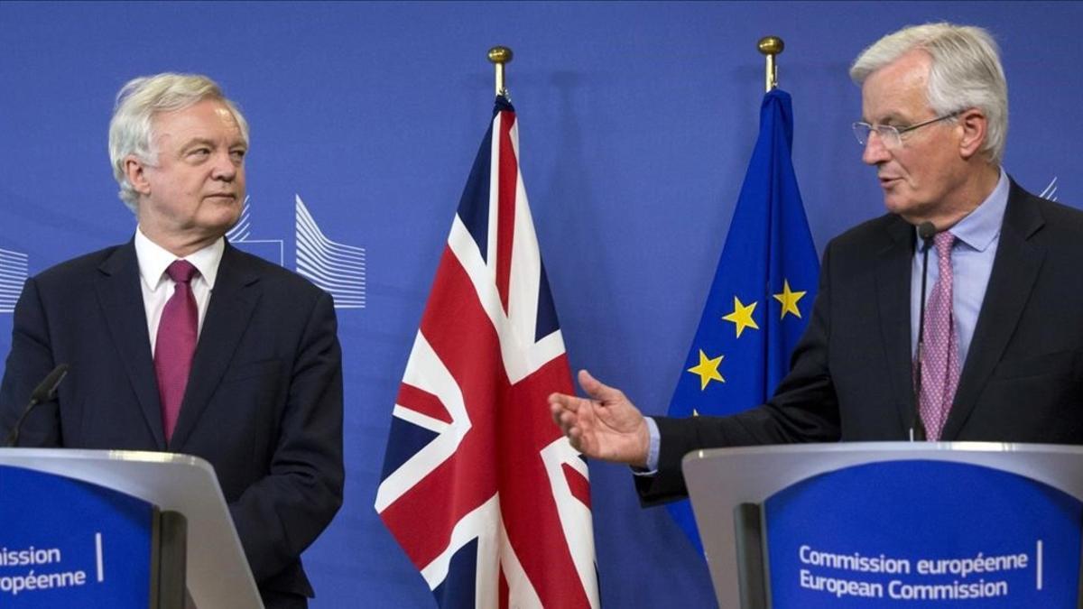 El jefe negociador británico del 'brexit', David Davis (izquierda), y el europeo, Michel Barnier, en el inicio de las conversaciones, el 19 de junio en Bruselas.