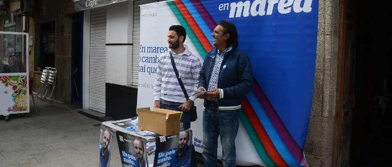 Alfonso Rueda y Ana Pastor ayer en el mercado de Bueu. // G.Núñez