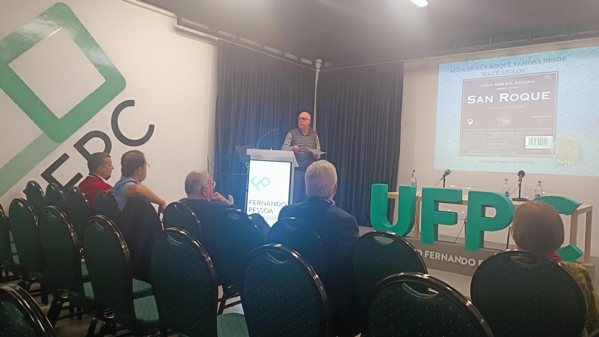 Fernando Ojeda, este miércoles, durante su charla sobre el agua de San Roque, en la Universidad Fernando Pessoa Canarias en Guía.