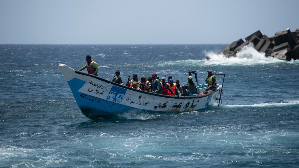 Un cayuco llegando al puerto de La Restinga en agosto de 2024.