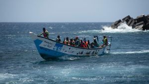 Un cayuco llegando al puerto de La Restinga en agosto de 2024.