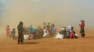 Refugiados sirios, la mayoría mujeres y niños, durante una tormenta de arena cerca de Figuig (Marruecos).