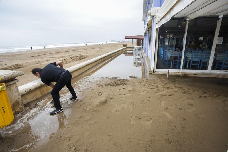 Temporal de lluvia: las mejores imágenes del paseo marítimo de València cubierto de arena