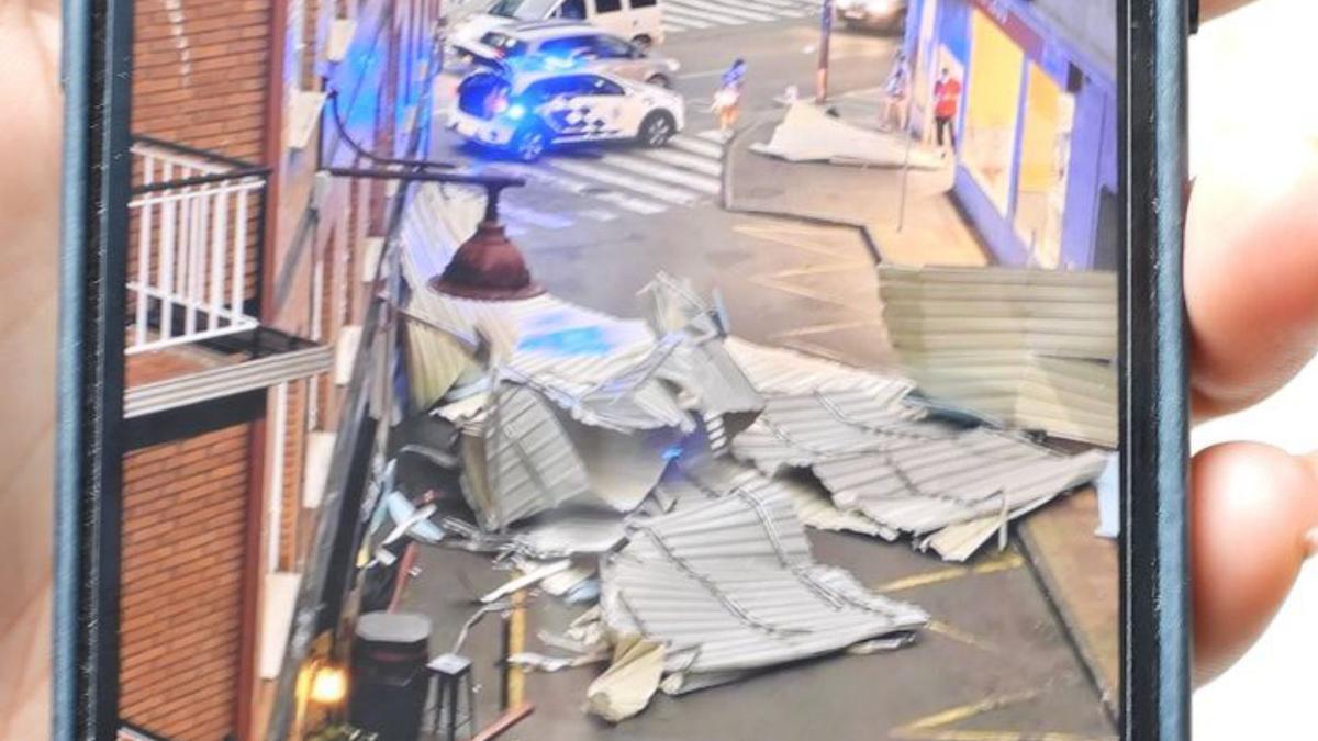 Varias chapas de uralita terminaron a las puertas de un súper en O Barco; por fortuna, sin heridos.