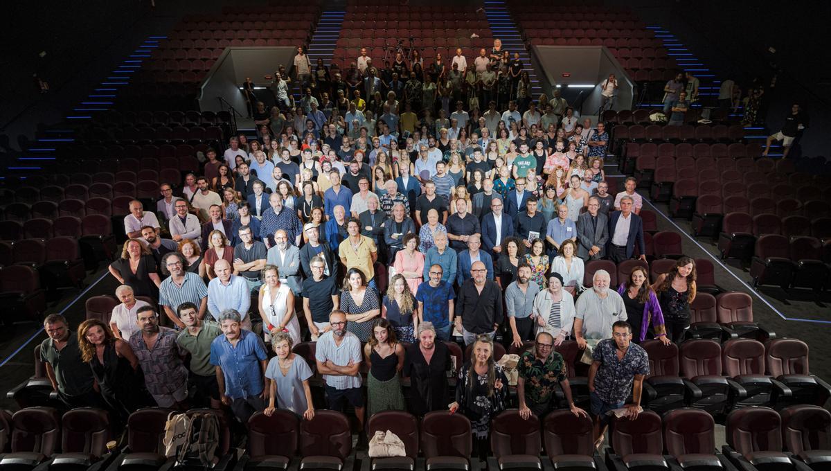 Foto de familia de la escena teatral que ha asistido a la presentación de la temporada de Focus.