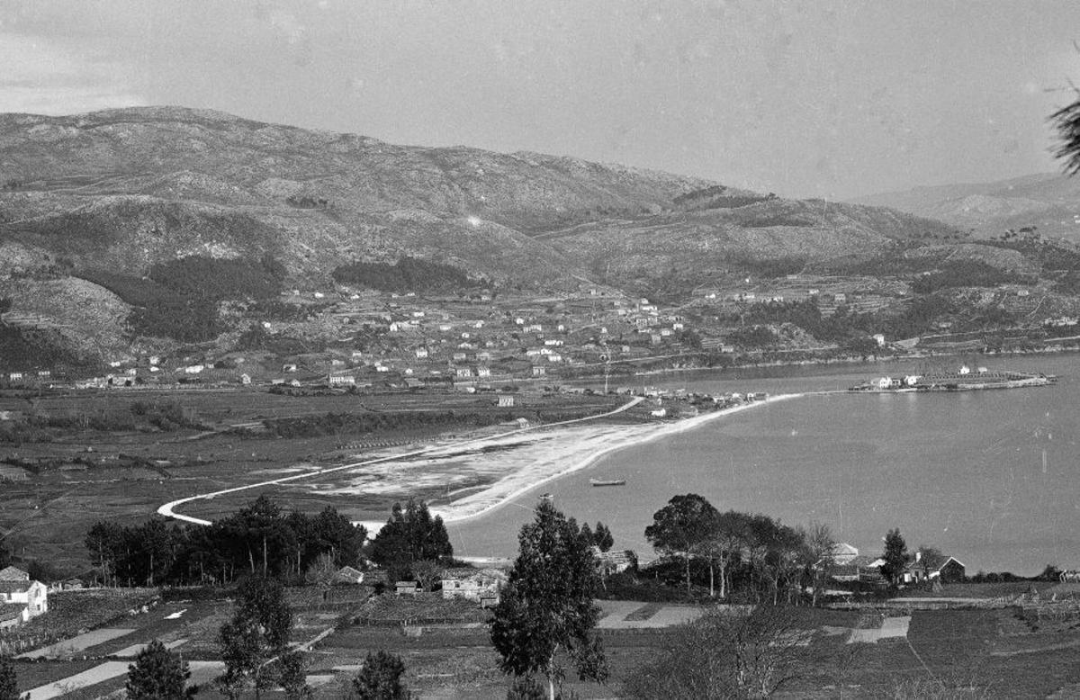 A comarcal 550 dividindo os areeiros da Xunqueira en 1929. | ARQUIVO PACHECO. CEDIDA Á A.C. NÓS
