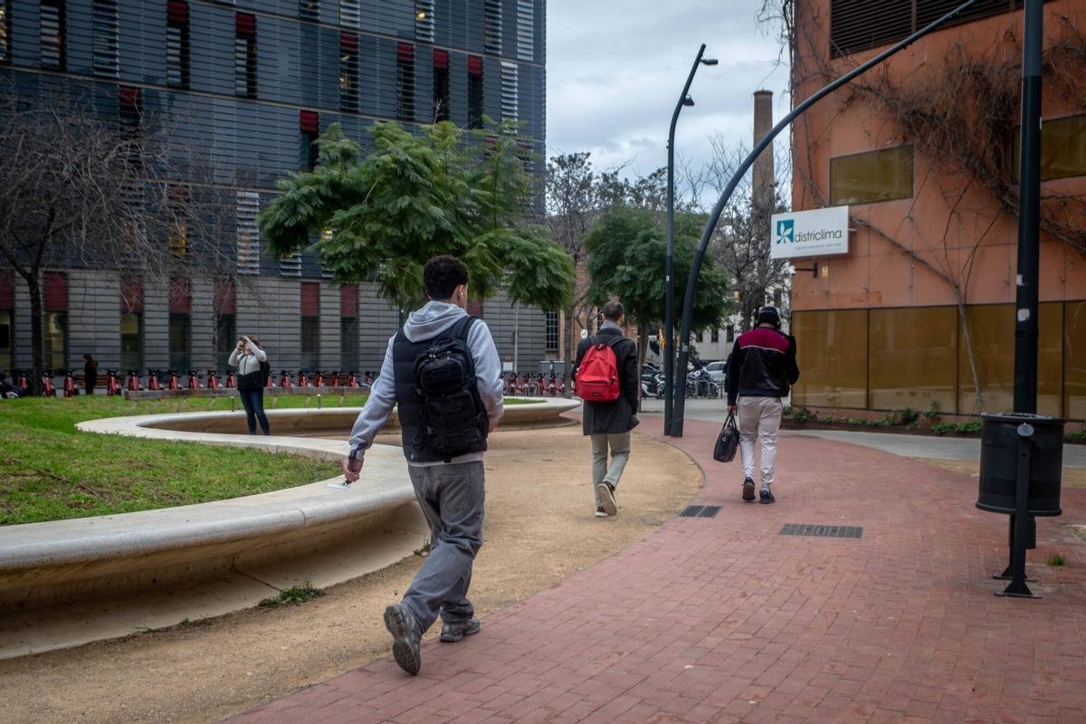 Ambiente estudiantil en las calles del 22@, donde ya operan más de veinte centros universitarios y de másters