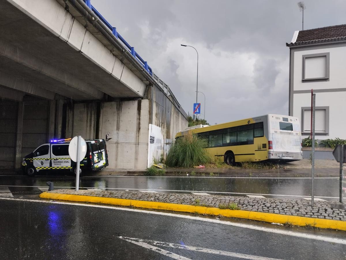 Herido el conductor de un autobús urbano de Santiago al salirse de la via y chocar contra un puente