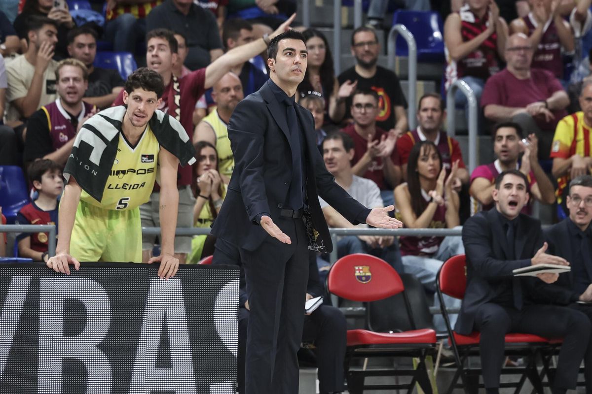 Gerard Encuentra, head coach of Hiopos Lleida, gestures during the Spanish League, Liga ACB Endesa, basketball match played between FC Barcelona and Hiopos Lleida at Palau Blaugrana on October 12, 2025 in Barcelona, Spain. AFP7 12/10/2025 ONLY FOR USE IN SPAIN. Javier Borrego / AFP7 / Europa Press;2025;ACB;BASKET;SPORT;ZBASKET;ZSPORT;FC Barcelona v Hiopos Lleida - Liga ACB Endesa