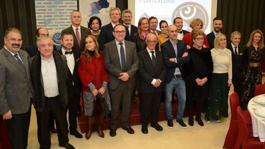 Foto de familia de premiados y autoridades, ayer, en el Hotel Galicia Palace de Pontevedra. // Gustavo Santos