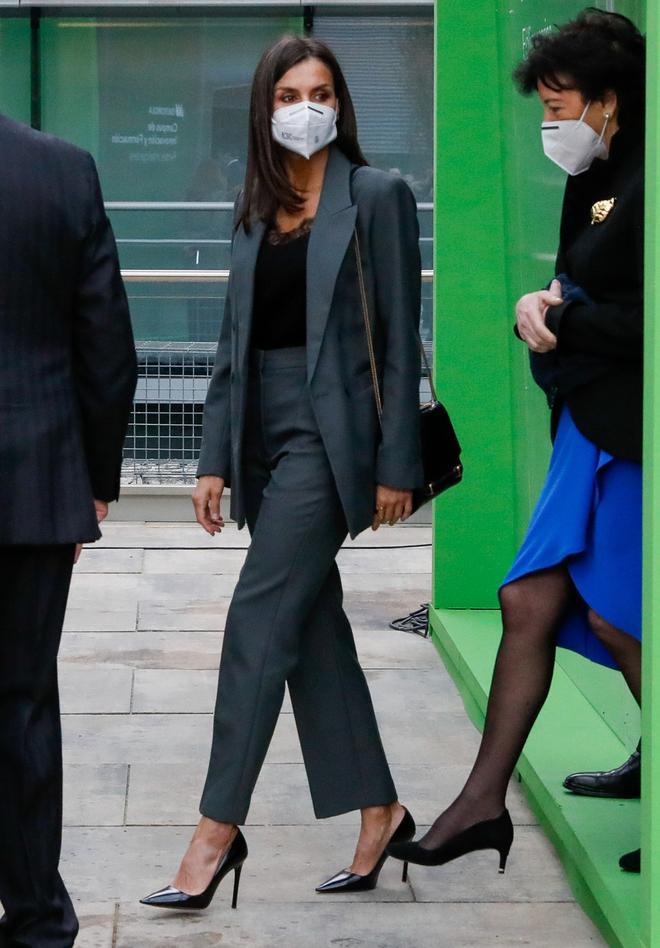 La reina Letizia, muy elegante, con traje de chaqueta de Hugo Boss y salones de Prada