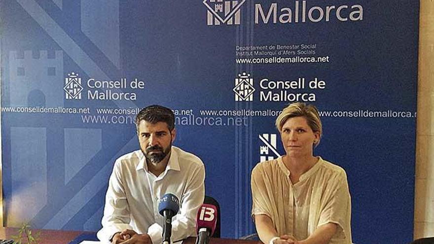 El presidente del IMAS, Javier de Juan, y la directora insular de Gent Gran, SofÃ­a Alonso.