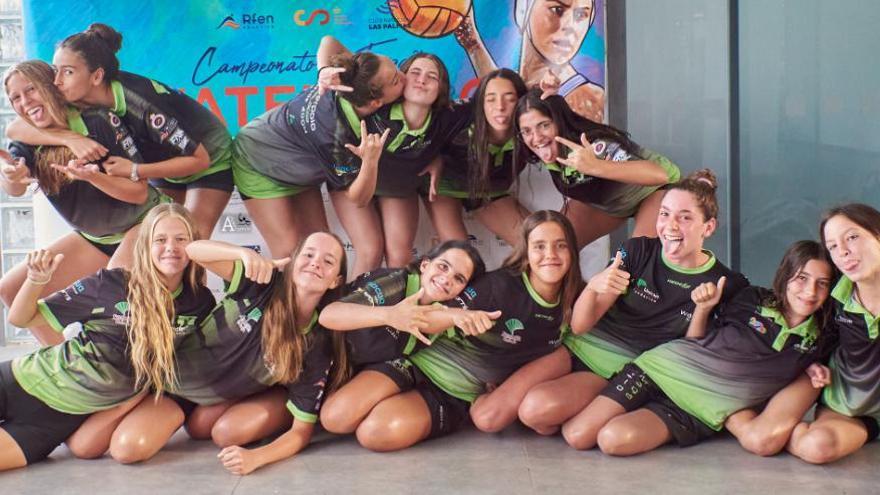 El cadete femenino del Club Deportivo Waterpolo Málaga, en el Campeonato de España