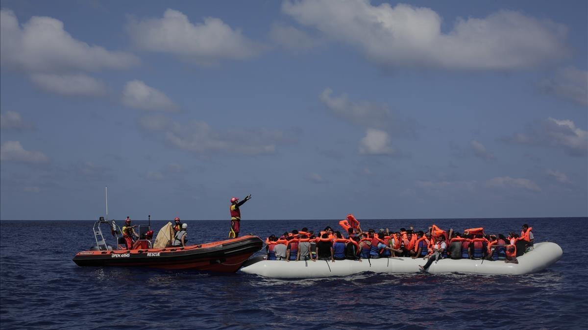 mbenach39980464 migrants wait to be rescued from a rubber dinghy by members 171123210506