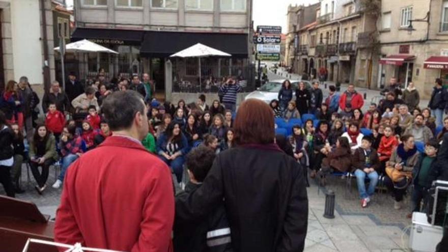 Asistentes al acto organizado en relación con el Dia del Autismo en Cambados.    // FdV