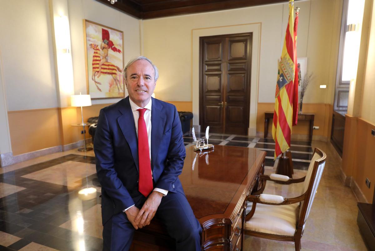 Jorge Azcón, sentado en la mesa del despacho del presidente, en la sede del Gobierno de Aragón.