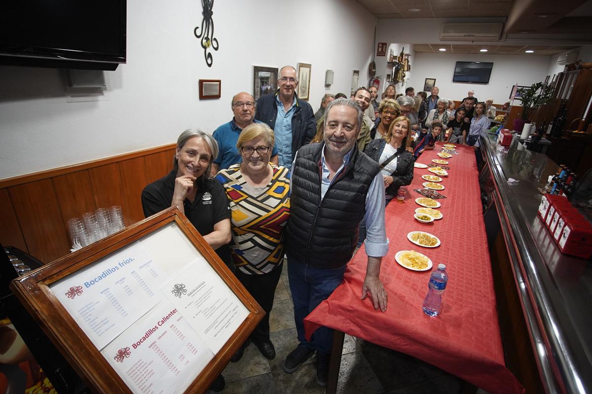 Girona restaurant aliança ( Heroïnes Santa Barbara, 3) 22 anys servint pop a Girona festa de comiat dels actuals amos de la Pulperia Aliança