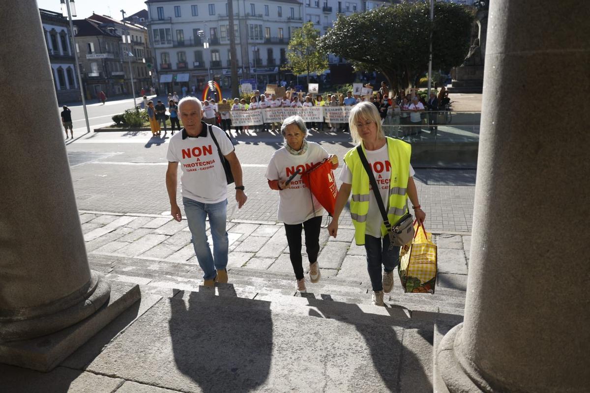 El alcade y dos de las representantes vecinales, esta mañana, en Pontevedra.