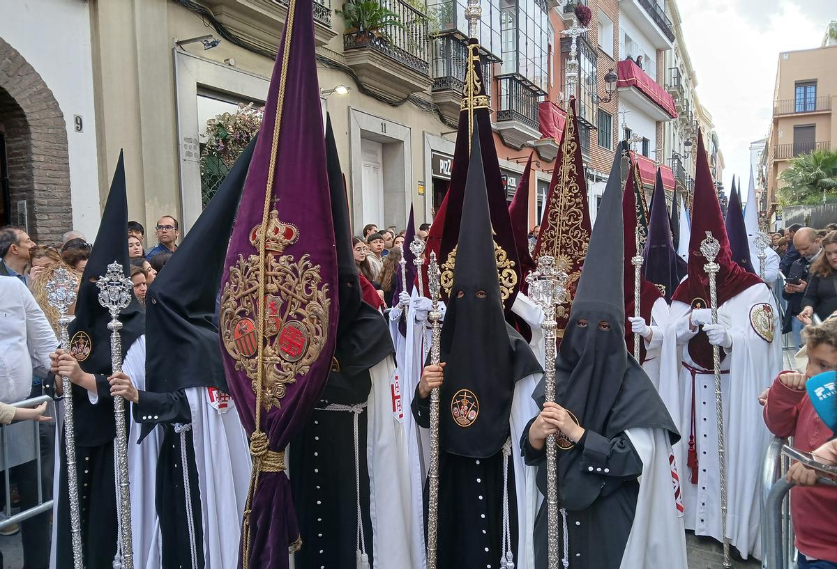 Representación de hermandades en el Santo Entierro.