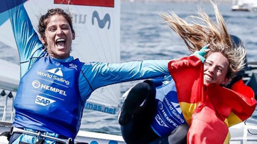 Patricia Cantero -izquierda- y Silvia Mas celebran su magnífico triunfo en Japón.