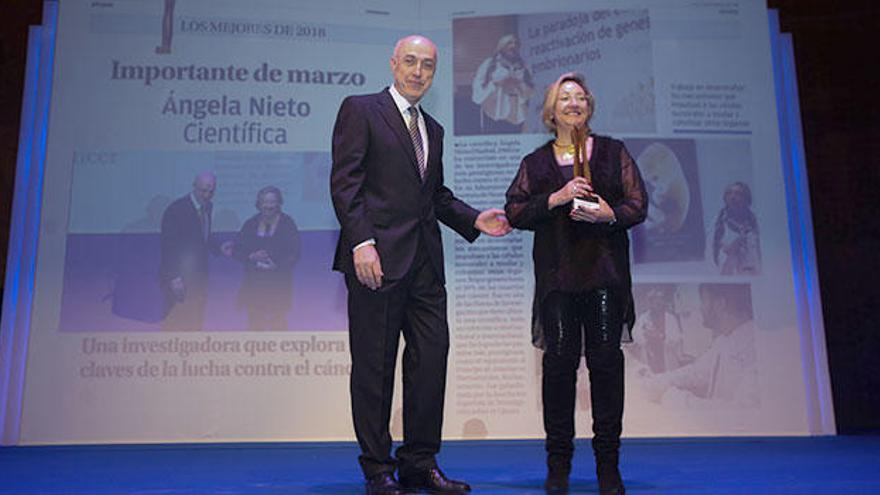 La investigadora Ángela Nieto con la «I» que le entrega el consejero delegado de Prensa Ibérica en la Comunidad, Juan Antonio López Ruiz de Zuazo.
