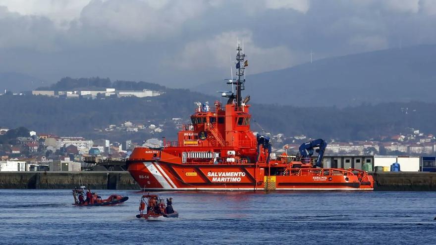 Resulta herido al rescatar a sus nietos, en una lancha a la deriva en Sada