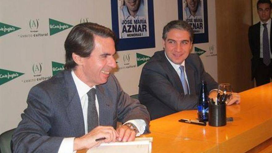 Abucheos a Aznar en la firma de ejemplares de su libro en Málaga