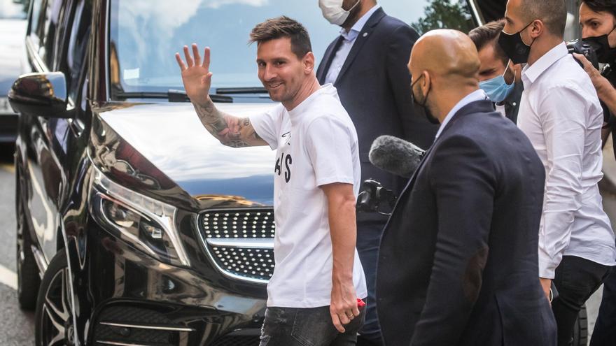 Messi causa furor en París al salir a saludar a sus fans