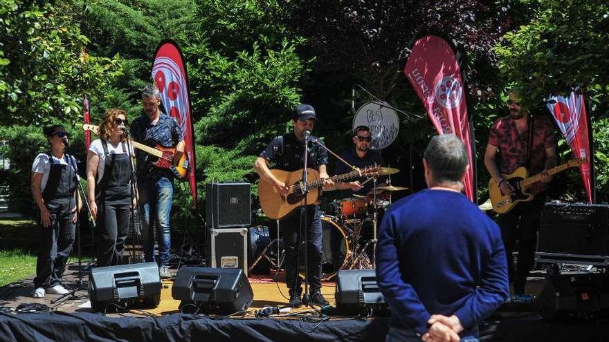 El grupo Best Boy deleitó ayer a los vilagarcianos con sus ritmos en la Plaza de Ravella.  // Iñaki Abella