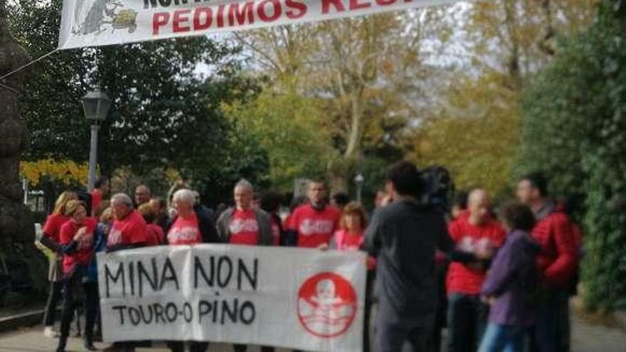 Cabecera de la protesta en Santiago contra la mina de Touro.