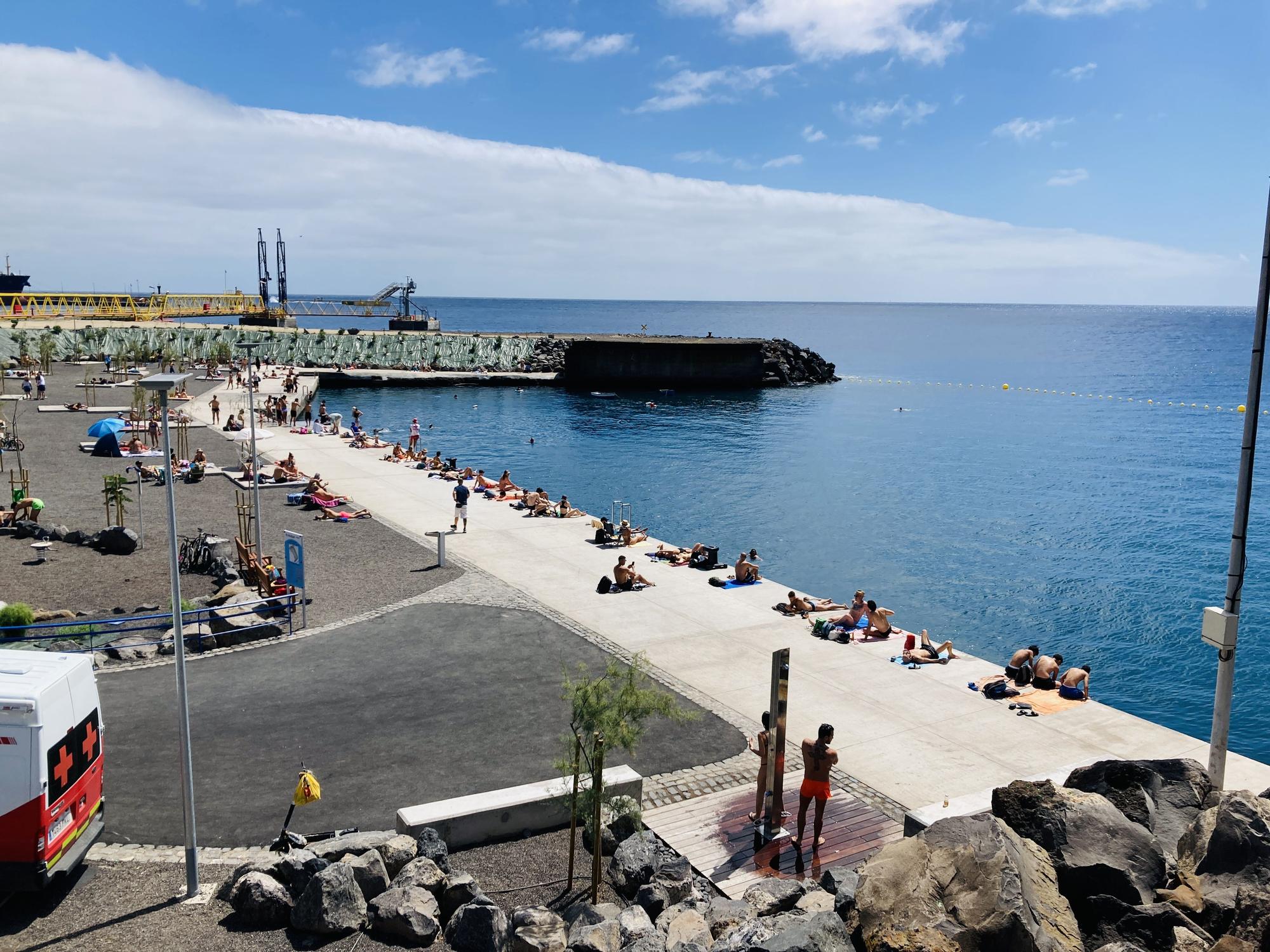 Canarias da la bienvenida a la primavera en bañador