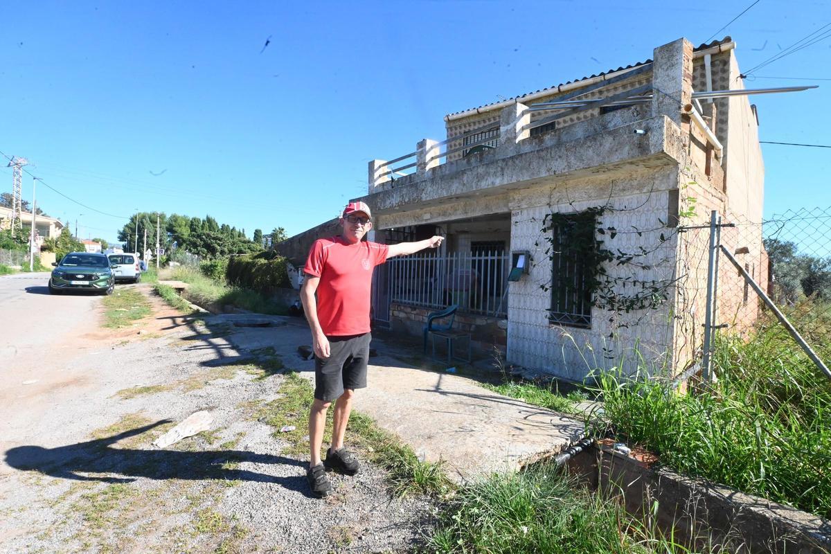 Manuel Fernández señala la casa que pertenecía a sus suegros.