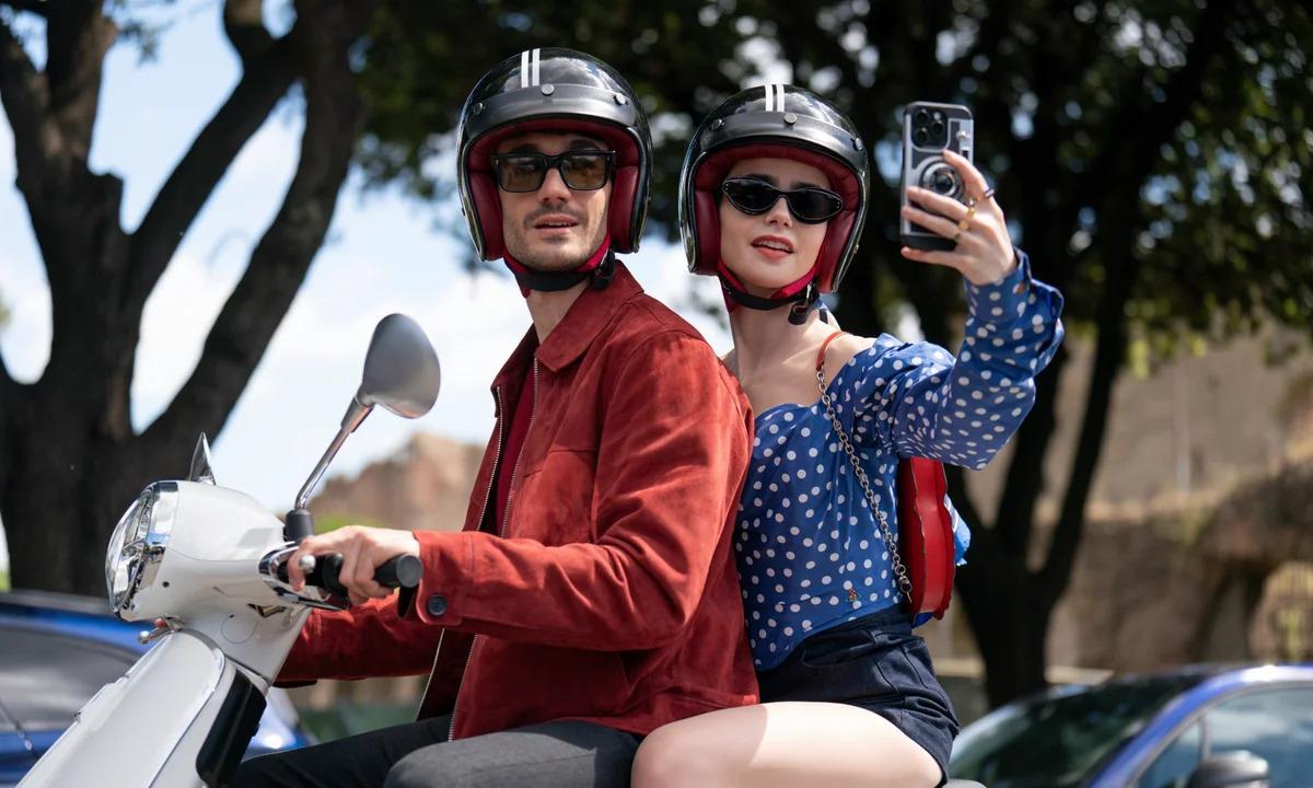 Emily Cooper, interpretada por Lily Collins, se traslada a Roma en la quinta temporada, donde asume un rol directivo y encuentra estabilidad amorosa con el heredero de Moraturi.