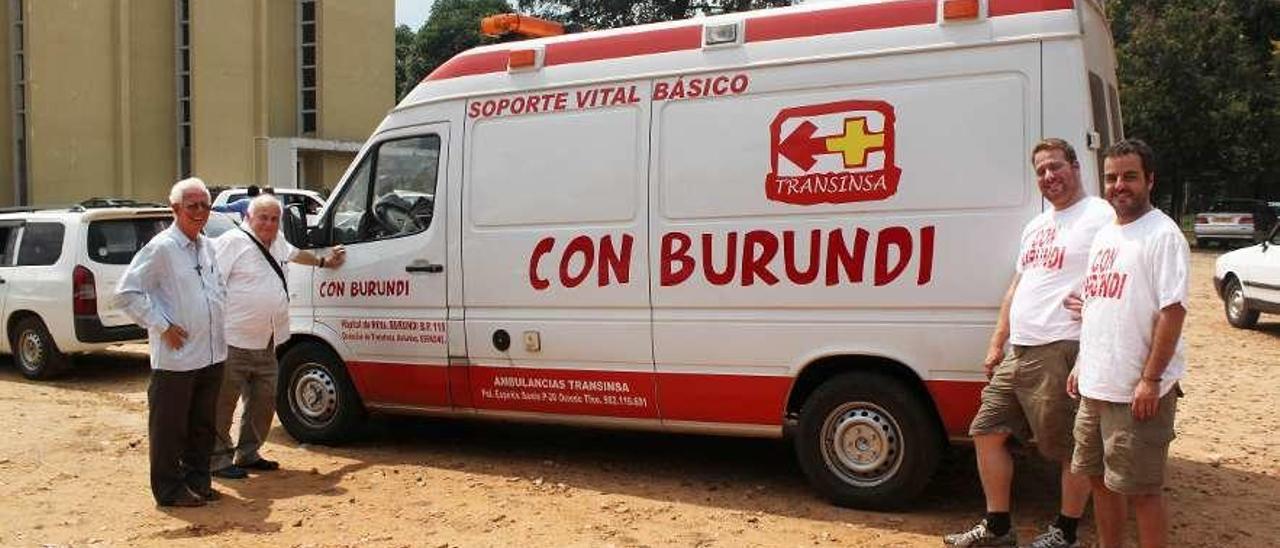 De izquierda a derecha, Germán Arconada, Fernando Fueyo, Juan Menéndez y Javier Montes, en Bujumbura, con la ambulancia donada en 2014 por la Fundación del Transporte Sanitario de Asturias.
