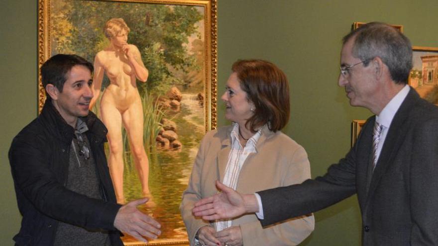 Darío Vigueras, comisario de la exposición, saluda a Marcos Sánchez y María Comas.